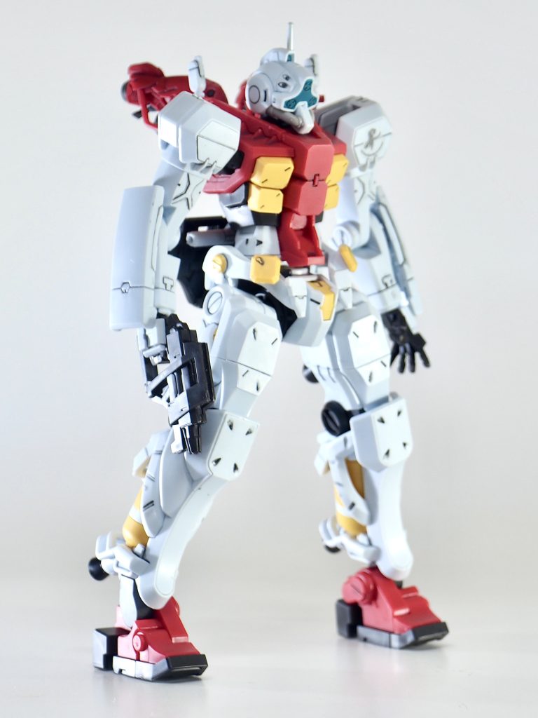 色分けが優秀で、部分塗装といっても腰の横の黄色と、脹脛の後ろのグレーのみでした。いつも通りマーカーで塗り塗りしました。