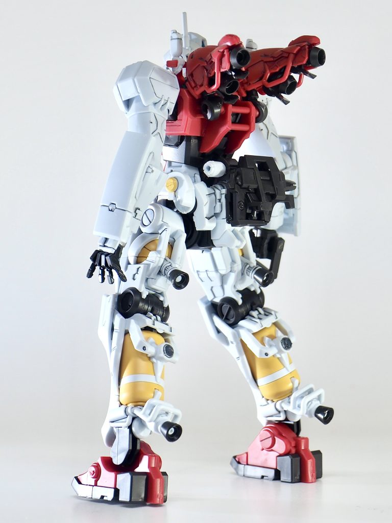 背中〜腰のあたりの白色はデザインが設定画とキットでは違うように見えたのと、腰にマウントしたライフルで見えないから放置しました。