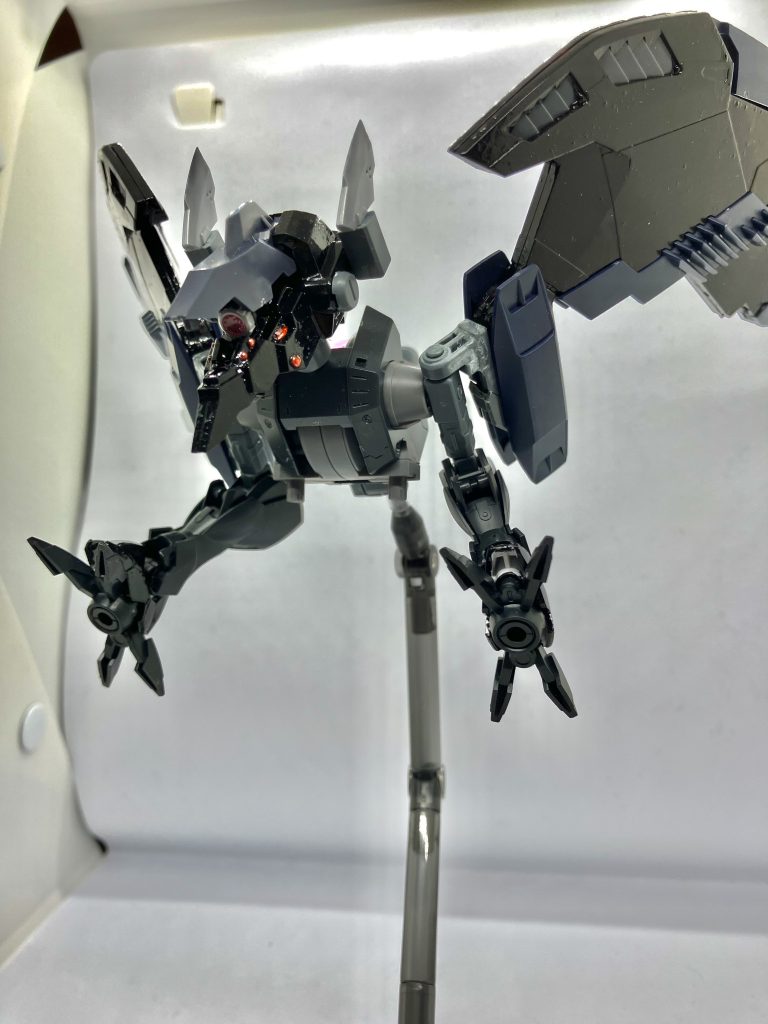 頭部のハッチが展開して夜間での偵察を行うこの姿を見た人間達はその不気味さ故に『一つ目コウモリ』と言われ恐れられている