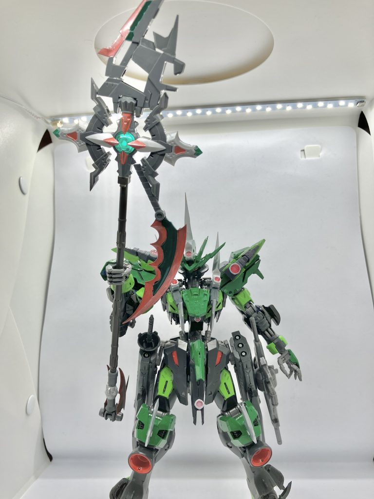 荊棘(いばら)の杖ヴィダールウィーキッドが使用する杖型武器エイハブリアクターから排出されるエイハブ粒子を吸収して様々な魔法を発動することが出来る