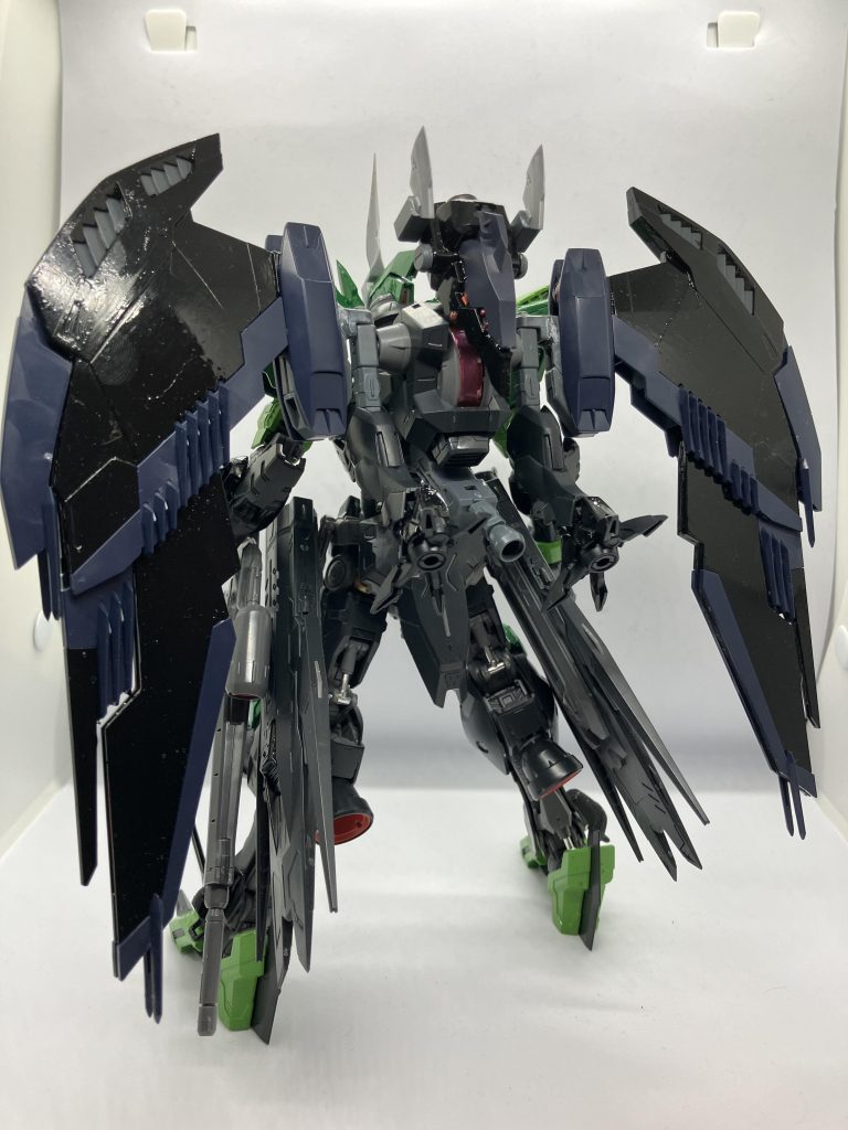 ガンダムヴィダールウィーキッド全身がエメラルドの緑のように輝き邪悪な魔法を使うことが出来る特殊機体背中のマントのようなバックパックは支援機に変形することが出来るパイロットは己の野望を果たす為に世界中で暗躍しているある国では災いの魔女と恐れられているがごく一部の国では救いの魔女と言われているらしいその謎は不明