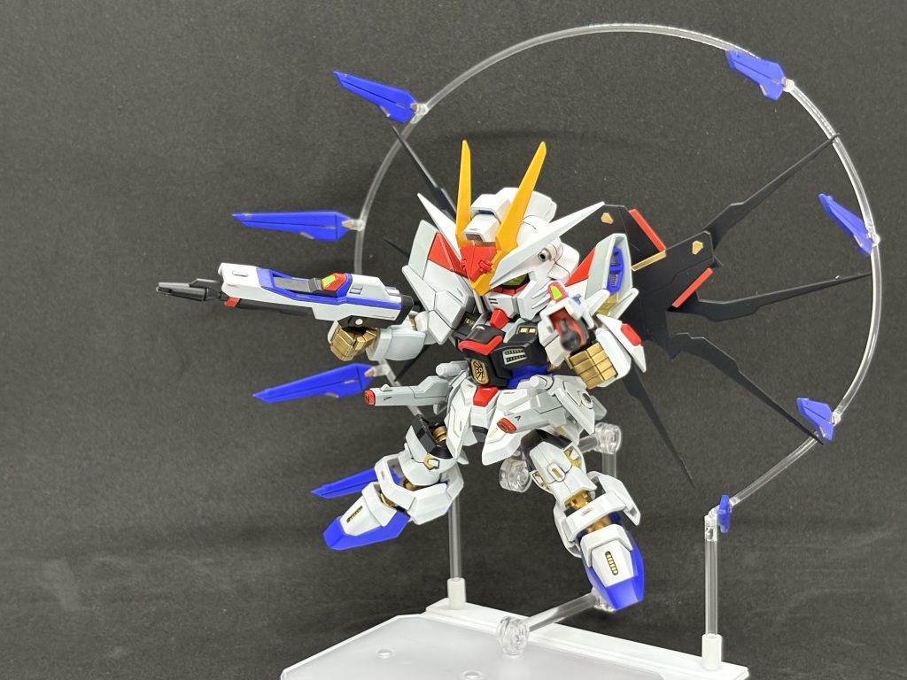 バックパックとウイングを切り離して可動軸を新造。ドラグーンも切り離してネオジム磁石を仕込んで脱着可能に。そのおかげでフルバースト出来ます！