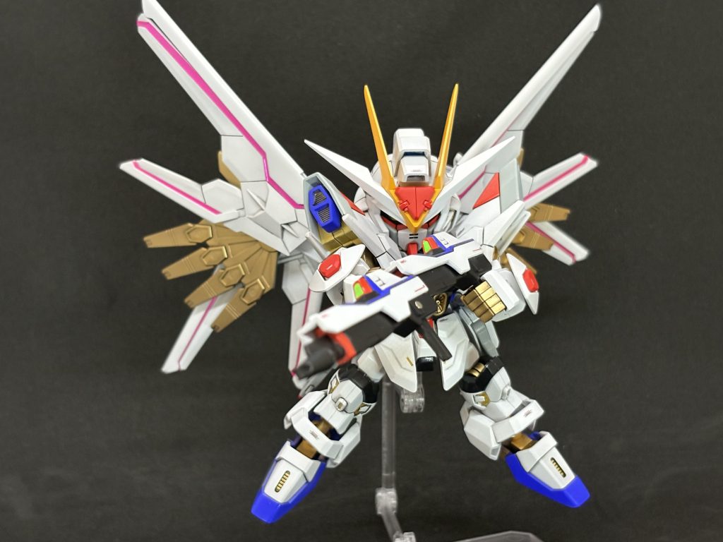 高エネルギービームライフルのセンサー部分も透明プラ板に偏光シールを裏面に貼ったパーツをガイアノーツさんの蛍光グリーンで塗装。クリアパーツ可。