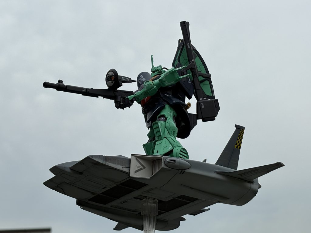 ビームスマートガンを構えてドダイから試写を行うディジェ