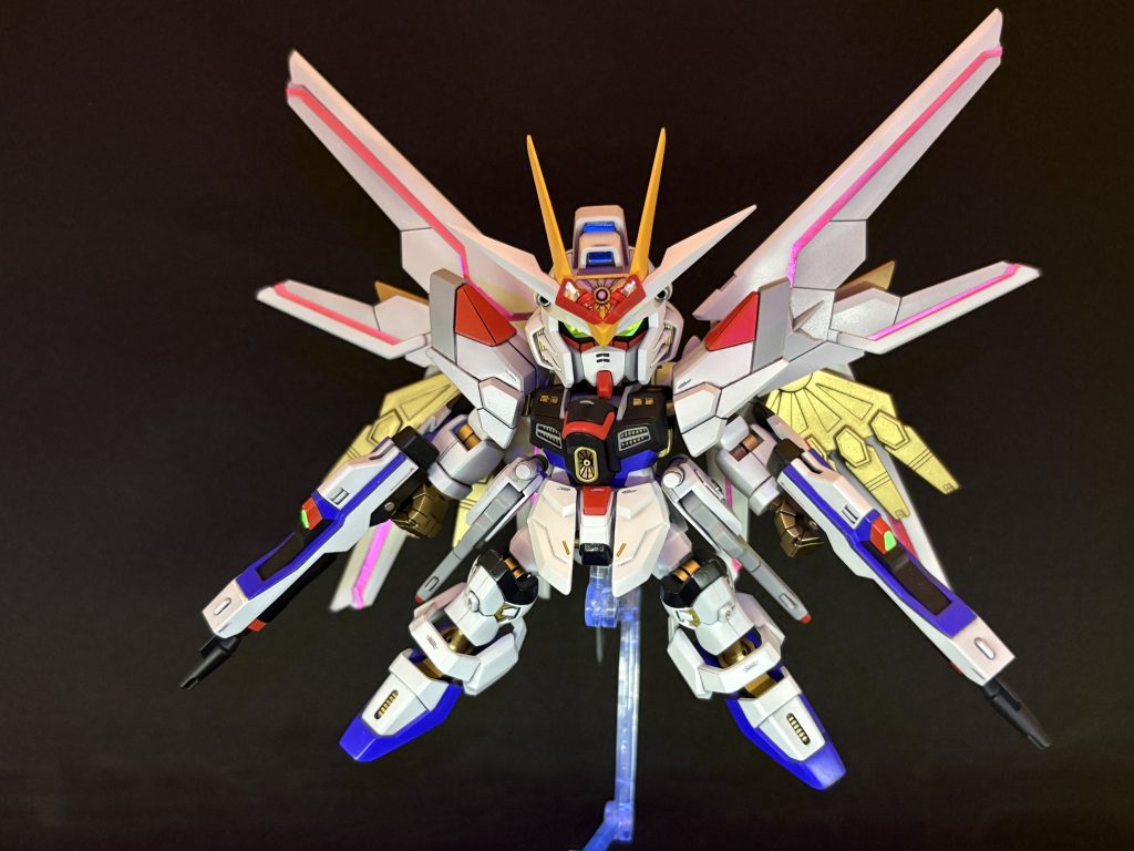 メインカメラ、ツインアイ、ビームライフルのセンサー、プラウドディフェンダーのピンクのライン、ビームサーベルのビーム刃はガイアノーツさんの蛍光塗料で塗装。