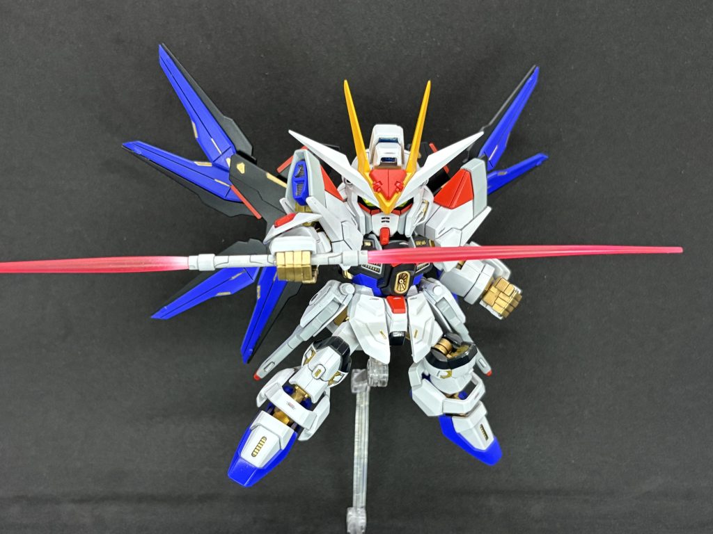 アンビデクストラス・ハルバードも再現出来るのは本当にありがたいです！フリーダム→ラケルタ・ビームサーベルストライクフリーダム→シュペールラケルタ・ビームサーベルストライクフリーダム弐式→アクータラケルタ・ビームサーベルで合ってますよね？C.E.は武装の型式番号も名前もなかなか難しい気がしてます… 塗装前にクリアランスの確保はしていますが、それでも塗装剥がれは起きるので対策としてタミヤさんのモデリングワックスを組み上げる前に必要箇所に塗っています。本来の使い方ではないですが、効果はあると思います。今回本来の使い方をしているのはフツノミタマの刀身だけですw⚠️注意⚠️関節周りの装甲やフレーム部分にも使っていますが、くれぐれも軸にはワックスが付かないようにしてください！滑りが良くなって保持力なくなります💦