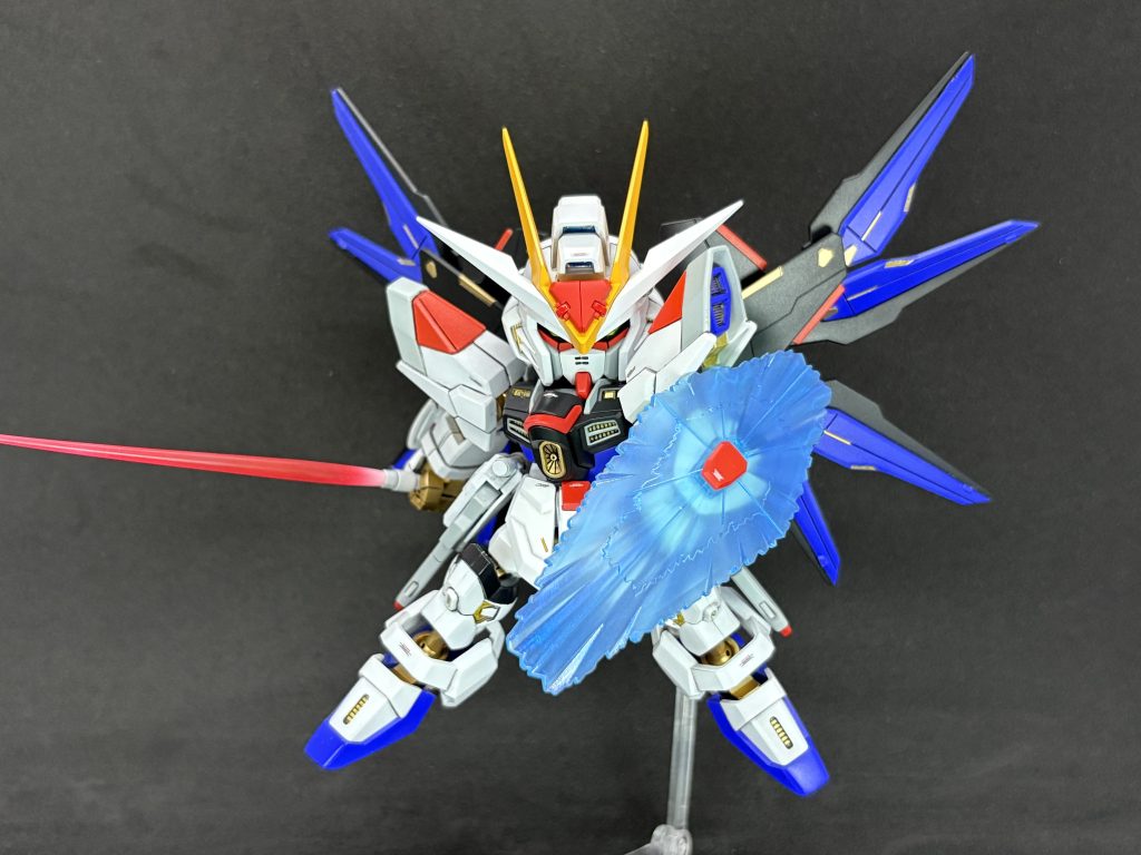 ビームシールドは1/144からの借り物。そのまま装着出来るのは助かります。