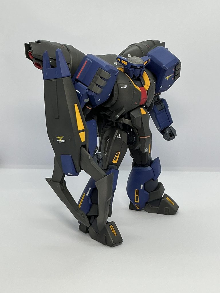 一応、右腕のシールドは接続軸を追加して、外した状態にできるようにしていますが、本当に簡単なものですね。投稿自体は数年ぶりですが、途中で作っていたものもあるので、少しずつ上げていこうと思います。 【妄想設定】PMX-002 .pot ボリノークサマーン 量産試験機パプテマス・シロッコ氏が開発した偵察機であるボリノーク・サマーンの量産化を検討するためにティターンズ工廠の一つで生産された機体。基本的にパプテマス・シロッコ氏の設計のまま、カラーリングのみティターンズのものに変更してある。 大型MSであることで広域レーダーによる高い索敵能力を得ることに成功した機体であり、対ジオン残党および対アクシズでの作戦立案における情報精度の上昇が期待される。シロッコ氏の作成した試作機とは形状が異なる箇所も多いが、多くの場合は生産性を高めるための機構であると研究者たちからは評価が高い。 問題は、量産性はこの機体の性能と比すれば高いものの、量産コスト自体は高いことと、地球の技術者の開発にこだわるバスク・オム大佐が量産については難色を示すことがわかりきっていることだろう。 しかし、機体性能は申し分なく、隠密偵察から強襲偵察までこなすこの機体の量産は、ティターンズの戦力拡大に確実に繋がると思われる。 記録、および検証者:ーーーー