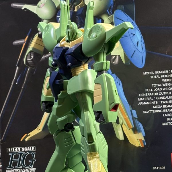 パラスアテネをを始めました。古いHGのキットなので、合わせ目消しは仕方ないとして、取り敢えず気になるのが股関節の開く角度。専門的に言うと外旋が出来ない。先ずはソコを何とかせねば、と言う事で、切った貼ったにポリキャップやら追加で、何とか少しだけ開く様になりました。でも、コレだけで立ち姿が決まるんだから、良キットだと思います。まだ左脚だけ。股関節のポリキャップ部分を大腿部から切り離し、大腿部に外旋軸用のポリキャップを埋め込み→エポパテで固定。切り離した外側のパーツの内側（ややこしい）をエポパテで埋めつつスカート用のポリキャップを固定。元の股関節用ポリキャップを使って股関節と大腿部を繋げるパーツを製作。要は二重関節化です。これでグイッと…と行かないのが人生ってもんだ。スカートが邪魔して開かない（笑）なのでスカートの取り付けもポールジョイントを追加して、元の上下運動から回転運動を追加。取り付け位置を調整してバランスを整えます。後ろの尻尾みたいな部分とのクリアランスもこの改修で確保出来て、しっかりと脚が開きます。取り敢えず1番の懸念材料は解決したので一安心。後は綺麗に仕上げて行きます（1枚目）