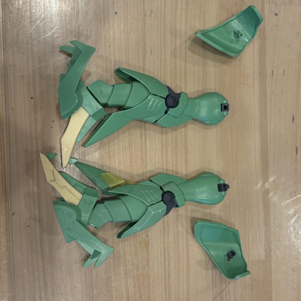 パラスアテネをを始めました。古いHGのキットなので、合わせ目消しは仕方ないとして、取り敢えず気になるのが股関節の開く角度。専門的に言うと外旋が出来ない。先ずはソコを何とかせねば、と言う事で、切った貼ったにポリキャップやら追加で、何とか少しだけ開く様になりました。でも、コレだけで立ち姿が決まるんだから、良キットだと思います。まだ左脚だけ。股関節のポリキャップ部分を大腿部から切り離し、大腿部に外旋軸用のポリキャップを埋め込み→エポパテで固定。切り離した外側のパーツの内側（ややこしい）をエポパテで埋めつつスカート用のポリキャップを固定。元の股関節用ポリキャップを使って股関節と大腿部を繋げるパーツを製作。要は二重関節化です。これでグイッと…と行かないのが人生ってもんだ。スカートが邪魔して開かない（笑）なのでスカートの取り付けもポールジョイントを追加して、元の上下運動から回転運動を追加。取り付け位置を調整してバランスを整えます。後ろの尻尾みたいな部分とのクリアランスもこの改修で確保出来て、しっかりと脚が開きます。取り敢えず1番の懸念材料は解決したので一安心。後は綺麗に仕上げて行きます（2枚目）