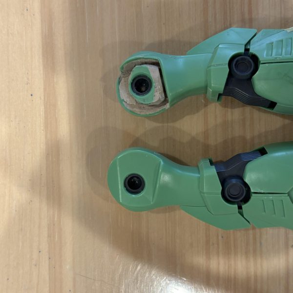 パラスアテネをを始めました。古いHGのキットなので、合わせ目消しは仕方ないとして、取り敢えず気になるのが股関節の開く角度。専門的に言うと外旋が出来ない。先ずはソコを何とかせねば、と言う事で、切った貼ったにポリキャップやら追加で、何とか少しだけ開く様になりました。でも、コレだけで立ち姿が決まるんだから、良キットだと思います。まだ左脚だけ。股関節のポリキャップ部分を大腿部から切り離し、大腿部に外旋軸用のポリキャップを埋め込み→エポパテで固定。切り離した外側のパーツの内側（ややこしい）をエポパテで埋めつつスカート用のポリキャップを固定。元の股関節用ポリキャップを使って股関節と大腿部を繋げるパーツを製作。要は二重関節化です。これでグイッと…と行かないのが人生ってもんだ。スカートが邪魔して開かない（笑）なのでスカートの取り付けもポールジョイントを追加して、元の上下運動から回転運動を追加。取り付け位置を調整してバランスを整えます。後ろの尻尾みたいな部分とのクリアランスもこの改修で確保出来て、しっかりと脚が開きます。取り敢えず1番の懸念材料は解決したので一安心。後は綺麗に仕上げて行きます（3枚目）