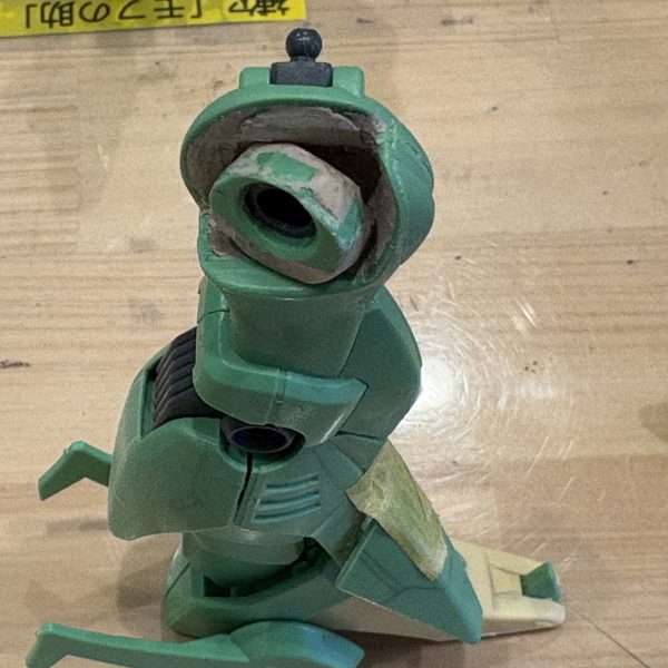 パラスアテネをを始めました。古いHGのキットなので、合わせ目消しは仕方ないとして、取り敢えず気になるのが股関節の開く角度。専門的に言うと外旋が出来ない。先ずはソコを何とかせねば、と言う事で、切った貼ったにポリキャップやら追加で、何とか少しだけ開く様になりました。でも、コレだけで立ち姿が決まるんだから、良キットだと思います。まだ左脚だけ。股関節のポリキャップ部分を大腿部から切り離し、大腿部に外旋軸用のポリキャップを埋め込み→エポパテで固定。切り離した外側のパーツの内側（ややこしい）をエポパテで埋めつつスカート用のポリキャップを固定。元の股関節用ポリキャップを使って股関節と大腿部を繋げるパーツを製作。要は二重関節化です。これでグイッと…と行かないのが人生ってもんだ。スカートが邪魔して開かない（笑）なのでスカートの取り付けもポールジョイントを追加して、元の上下運動から回転運動を追加。取り付け位置を調整してバランスを整えます。後ろの尻尾みたいな部分とのクリアランスもこの改修で確保出来て、しっかりと脚が開きます。取り敢えず1番の懸念材料は解決したので一安心。後は綺麗に仕上げて行きます（7枚目）