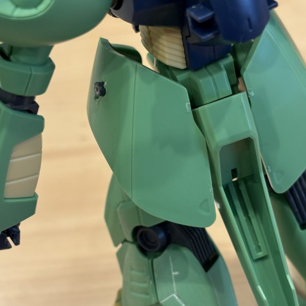 パラスアテネをを始めました。古いHGのキットなので、合わせ目消しは仕方ないとして、取り敢えず気になるのが股関節の開く角度。専門的に言うと外旋が出来ない。先ずはソコを何とかせねば、と言う事で、切った貼ったにポリキャップやら追加で、何とか少しだけ開く様になりました。でも、コレだけで立ち姿が決まるんだから、良キットだと思います。まだ左脚だけ。股関節のポリキャップ部分を大腿部から切り離し、大腿部に外旋軸用のポリキャップを埋め込み→エポパテで固定。切り離した外側のパーツの内側（ややこしい）をエポパテで埋めつつスカート用のポリキャップを固定。元の股関節用ポリキャップを使って股関節と大腿部を繋げるパーツを製作。要は二重関節化です。これでグイッと…と行かないのが人生ってもんだ。スカートが邪魔して開かない（笑）なのでスカートの取り付けもポールジョイントを追加して、元の上下運動から回転運動を追加。取り付け位置を調整してバランスを整えます。後ろの尻尾みたいな部分とのクリアランスもこの改修で確保出来て、しっかりと脚が開きます。取り敢えず1番の懸念材料は解決したので一安心。後は綺麗に仕上げて行きます（4枚目）