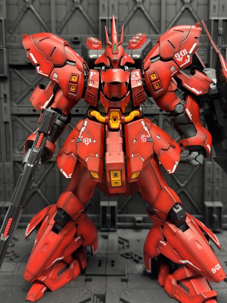赤色は、ガイアのオキサイドレッドサフを下地にホワイトでハイライト、その上からクリアルージュを数回吹き付け。ここで全然思った色にならなかったため、ガイアのプレミアムレッドを被せました。最終的には納得のいく仕上がりになりました。仕上げは半光沢のトップコート。