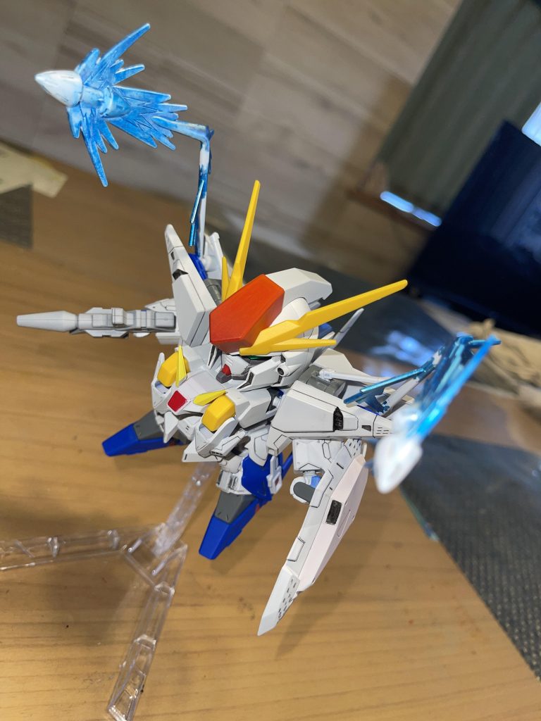 胸部のアンテナをガシャ産ガンダムから切り取り取り付けました。