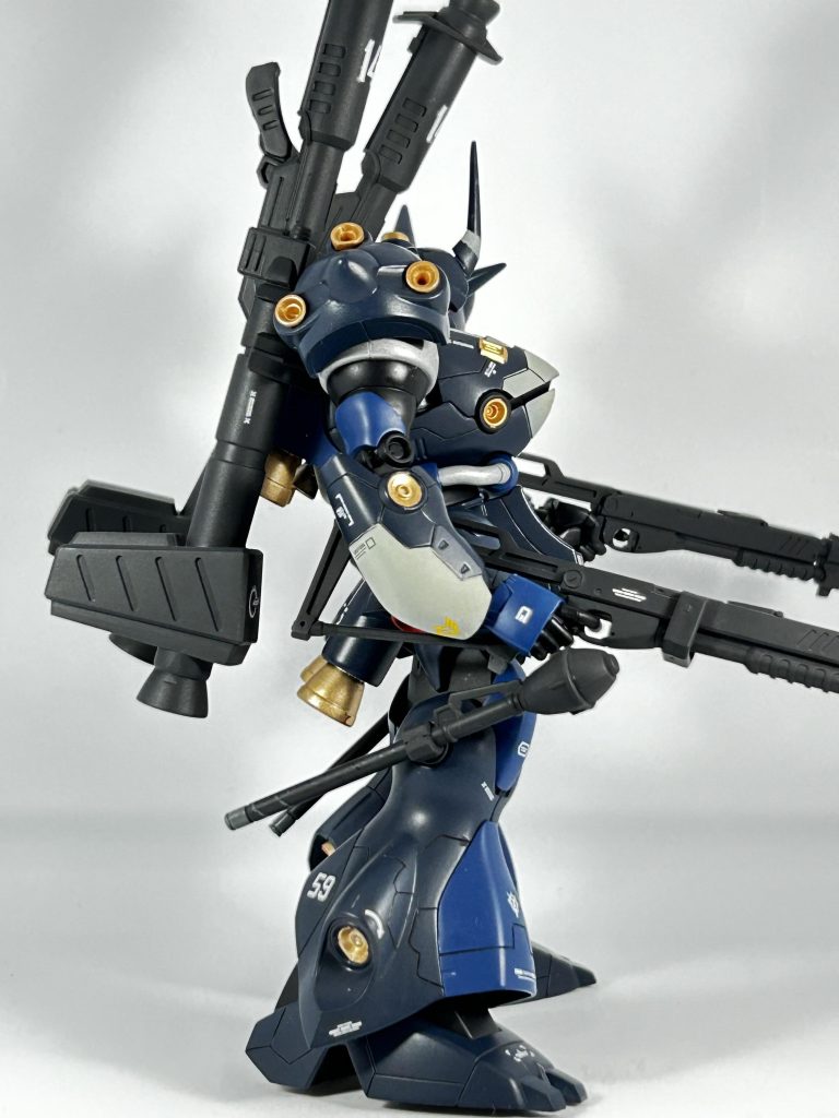 肩のバーニアの塗り分けが面倒で後ハメにしました😀これには少し悩みました🤣一体のバーニアをバラして肩装甲の外から接着しただけですが…😅