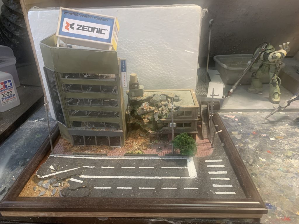 街中の建物。向かって右は市販されているビルに給水塔を自作し設置。左のビルはプラ板にてフルスクラッチしました。(zaku-kao1)