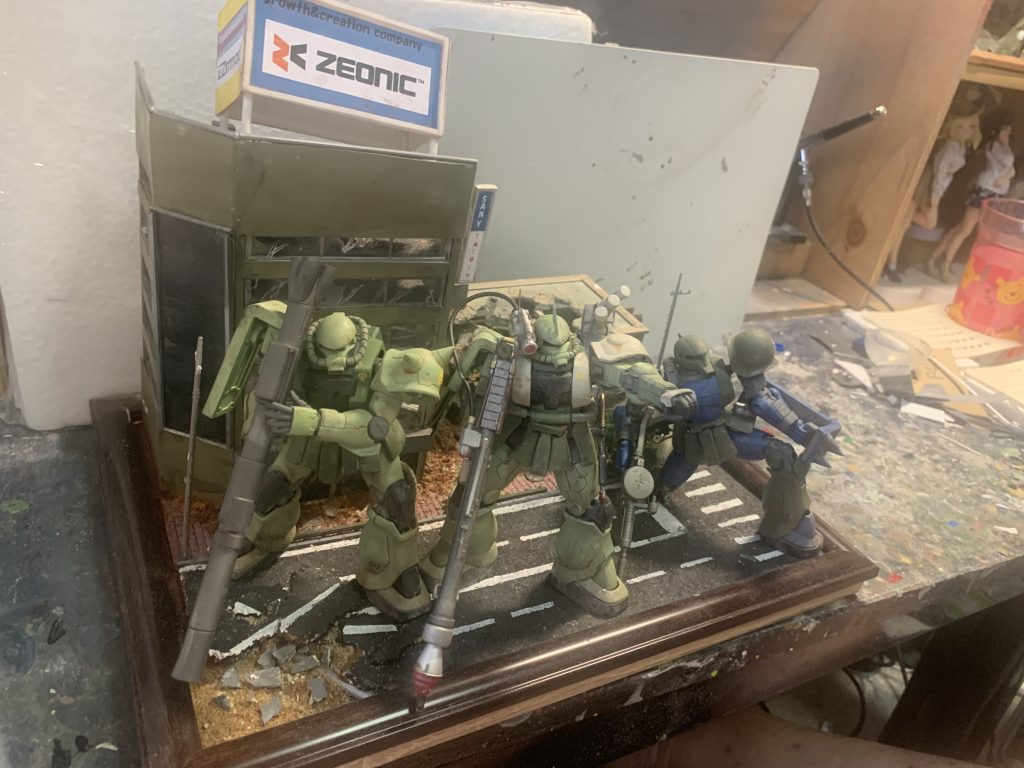 一年戦争末期、地球に残されたジオンの残党が圧倒的戦力の連邦に挑むために最後の攻撃をかけるというシュチエーションです。(zaku-kao8)