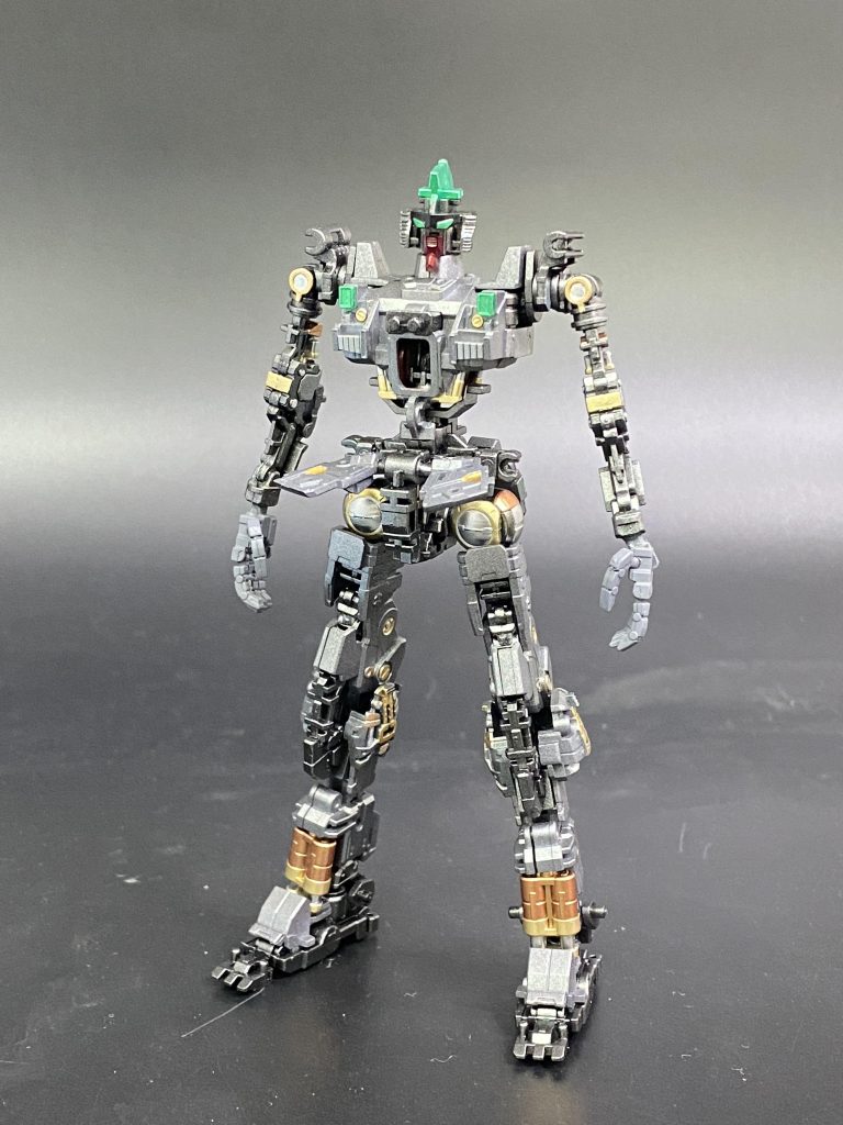 フレームも全塗装してます。ほとんど見えなくなりますが、装甲の隙間から覗く部位が超エモい。