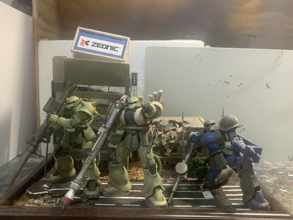 中央のザクⅡが隊長機です。大戦初期では猛威をふるったザクですか、大戦末期ではもはや時代遅れとなり最後の戦いを挑む悲壮感を表現したくて制作しました。