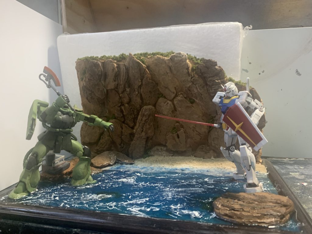 今回の使用キットはRGガンダムver1.0とHGザクⅡです。これを製作した当時はRGのver2.0はまだ出ていませんでした。かなり前に制作した作品ですが画像が残っていたのでアップしてみました。(zaku-kao9)