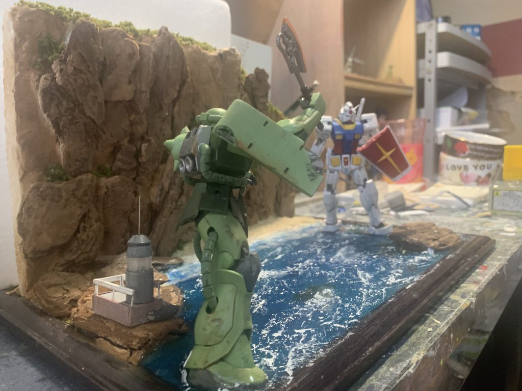 ザクの後ろから見た構図。小さな灯台も自作しました。