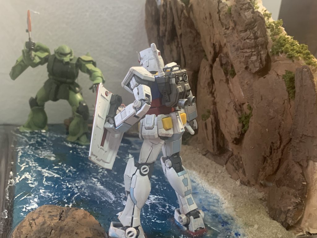 ガンダムの後ろからの構図。まだニュータイプ覚醒前のアムロという事で少し構えが甘いという表現をしたつもりですが……