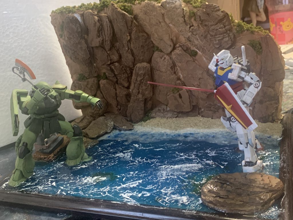 ボロボロのザクと新品同様のガンダムという構図ですがガンダムがきれいすぎてジオラマとしては違和感がありますね。