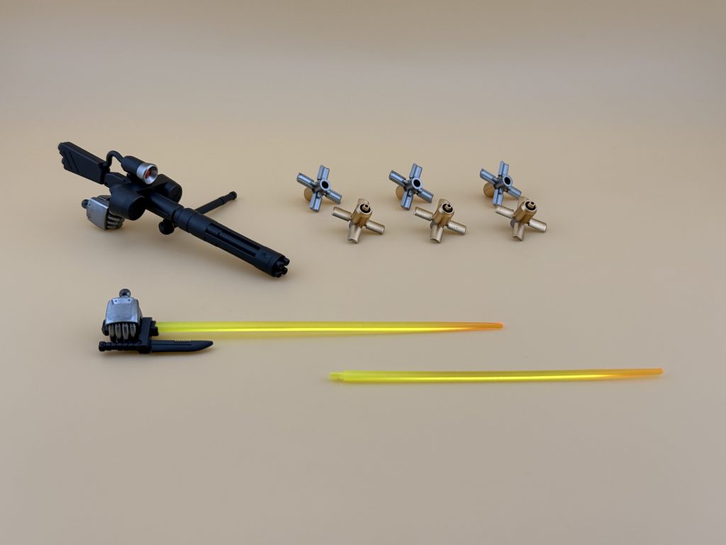 一応、飛んでるタイプのファンネルも塗りましたが、キット付属の曲がるプラ棒を使うと飾った時に邪魔になるので使ってませんって言うか、ヤクトドーガにはプラ棒が付属し、サザビーには付属しない差は？