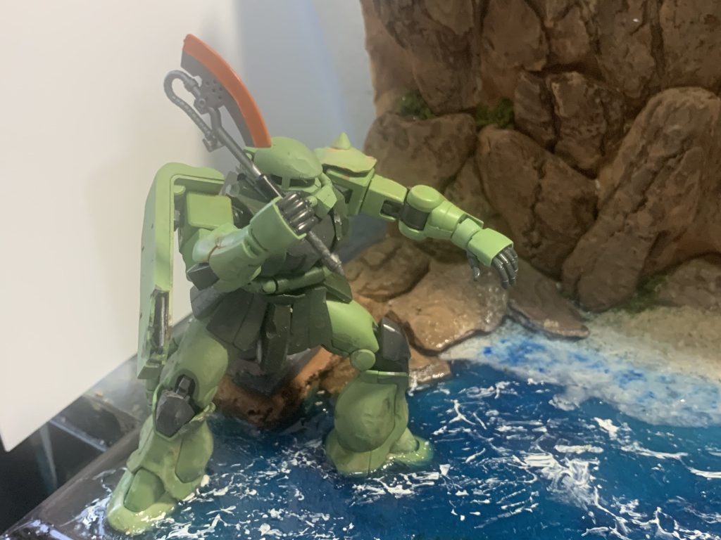 ドアンザク。この盾などのダメージ表現は私がよく使う技法です。(zaku-kao9)