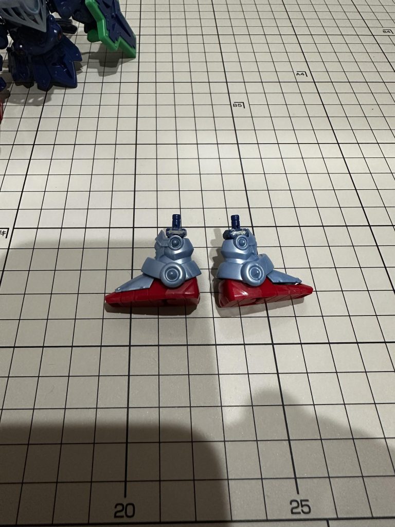 足を可動に関係ない範囲(2mmくらい?)短くしてますが、完成写真と素組み比較しても良く分かりません😅