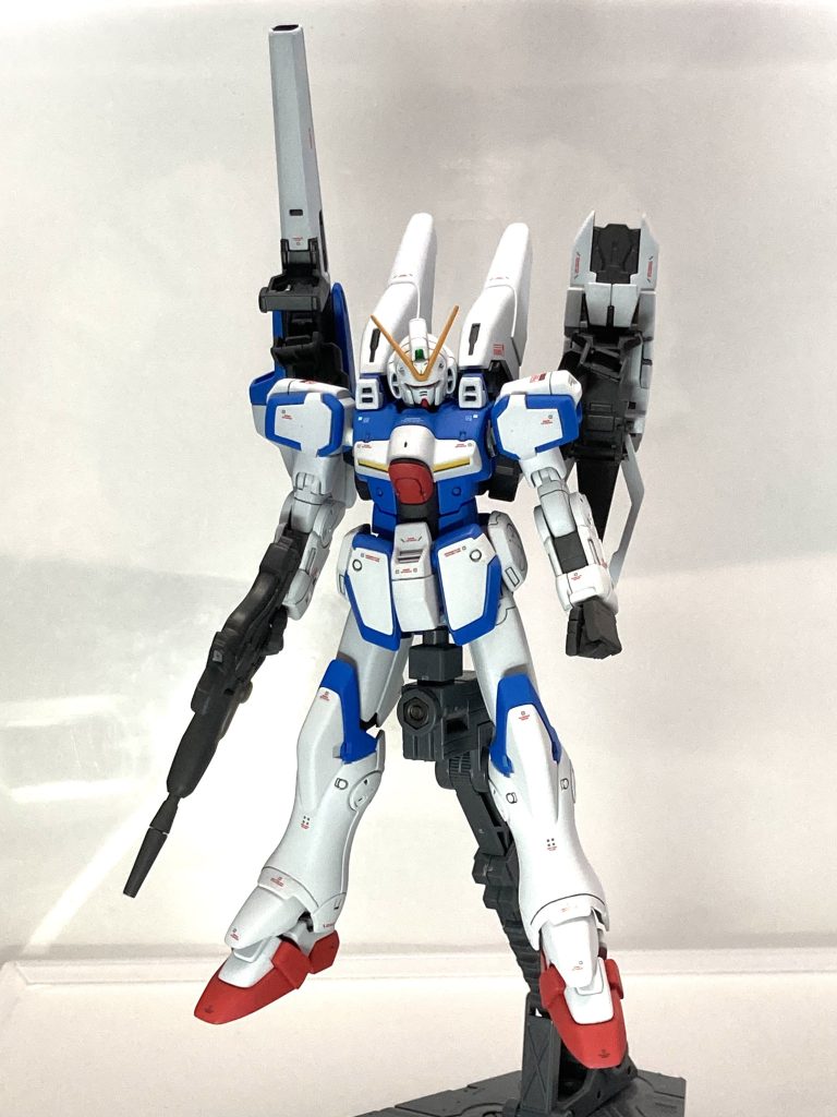 正面。かっこいい。あ、握り拳は1/144のF91用を改造して作ったような気がする。塗装は全て水性ホビーカラーをエアブラシでやってます。