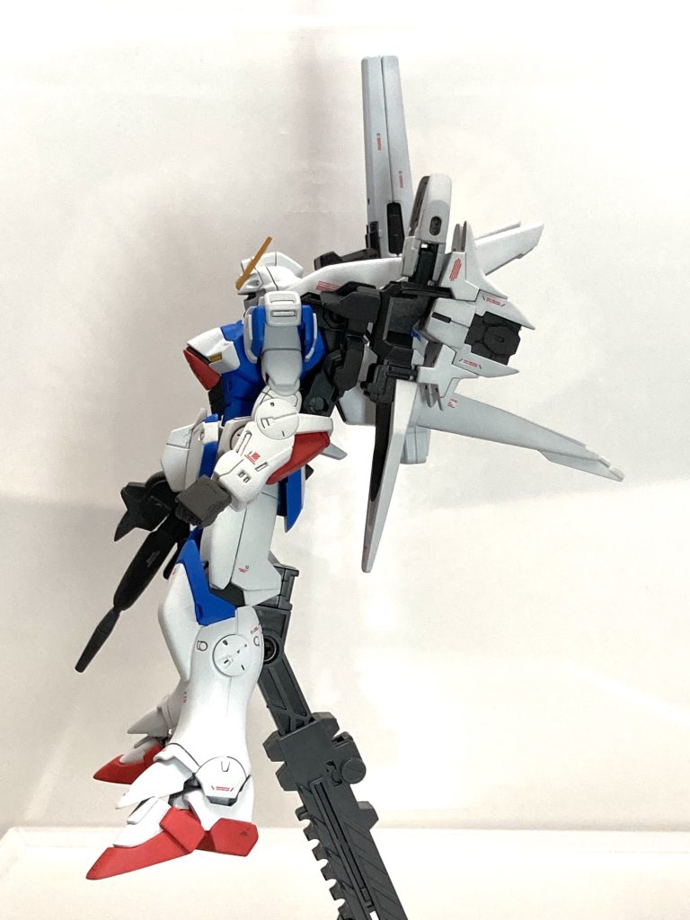 側面。カッコイイ。背面のドライブユニット&巨大武器ーズの重みで自立は難しいのです(個人の感想です)