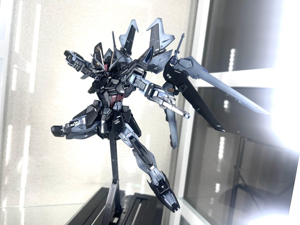ストライクノワールといえばこれ!ってポージングノワールストライカーも展開できて迫力があります。