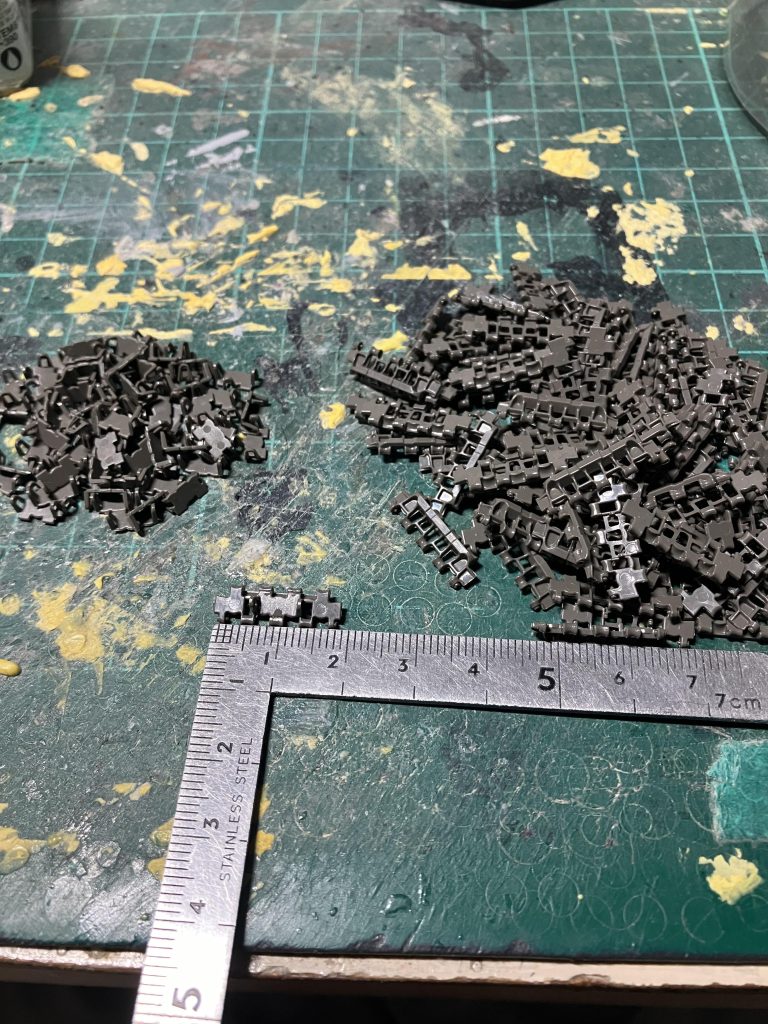 今回使用した物がパンサーD型用の履帯2パーツで1枚の履帯、これが200組み分ありましたしかもはめるだけで連結可動履帯となり動かす事も可能になる凄い履帯ただし、材質がABSでしたから塗装に注意⚠️他のオプション履帯はPSなのに...普通は1コマ1コマ接着していき動かないです頑張れば真鍮線刺して可動出来ますが、1回試しましたが辞めました😢