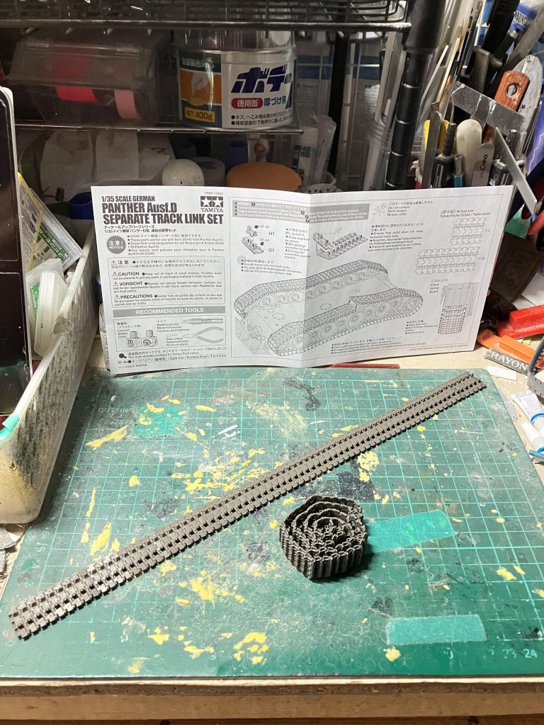 履帯1本の長さはパンサーD型は85枚分キットは100枚✖️2となりもう少し長くなります柔軟に曲がります♪