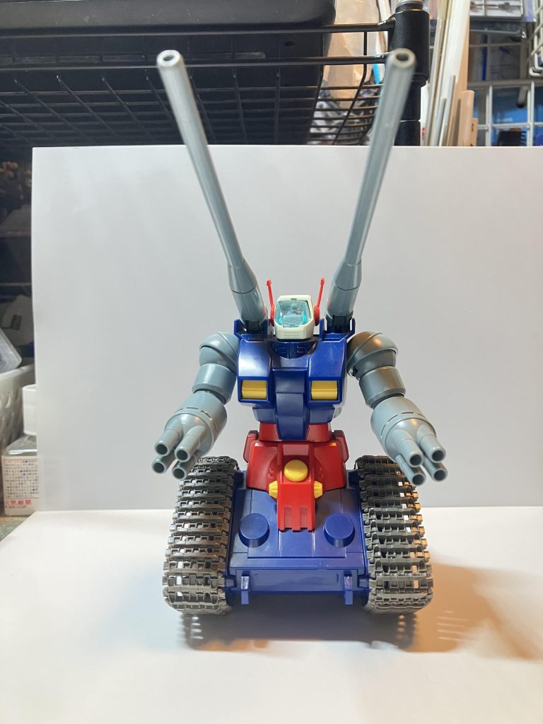 戦車初心者の登竜門であるタミヤ製を選びました戦車と言えばタイガーⅠと思いつつ、キングタイガー、タイガーⅠ後期型、パンサーG後期型の順で買いましたでもキングタイガーとパンサーはベルト履帯でしたディテール重視したいからとオプションの連結履帯を買い揃え3両とも仮組んでいるうちに外海メーカーにも手を付けてしまう始末💦パンサーD型を買いましたがこれもベルト履帯だった為、D型の連結履帯を購入したら、もともと連結可動履帯でびっくりしました