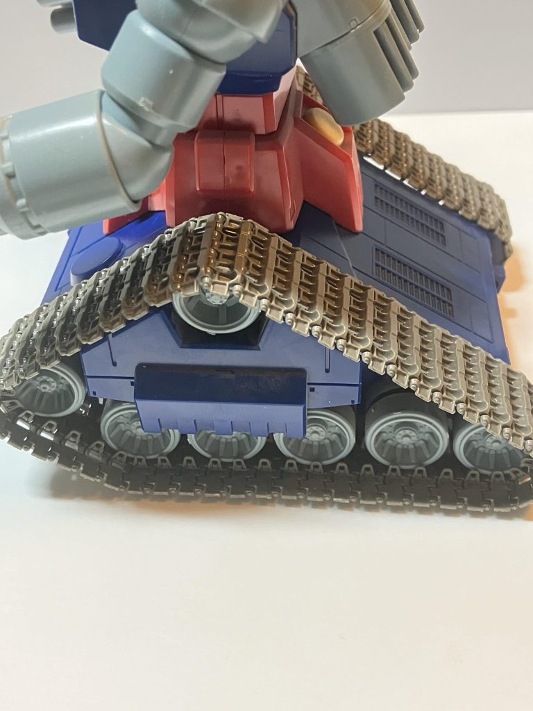 ちょうど転輪と転輪の間に履帯がずれない為のギヤがハマり取れないように出来ました♪無加工ならこんな感じでタイガーⅠやキングタイガーのような履帯が余った風に見せれますこれが嫌なら転輪を延長してツライチにしても良いですね〜これは好みになりますね♪