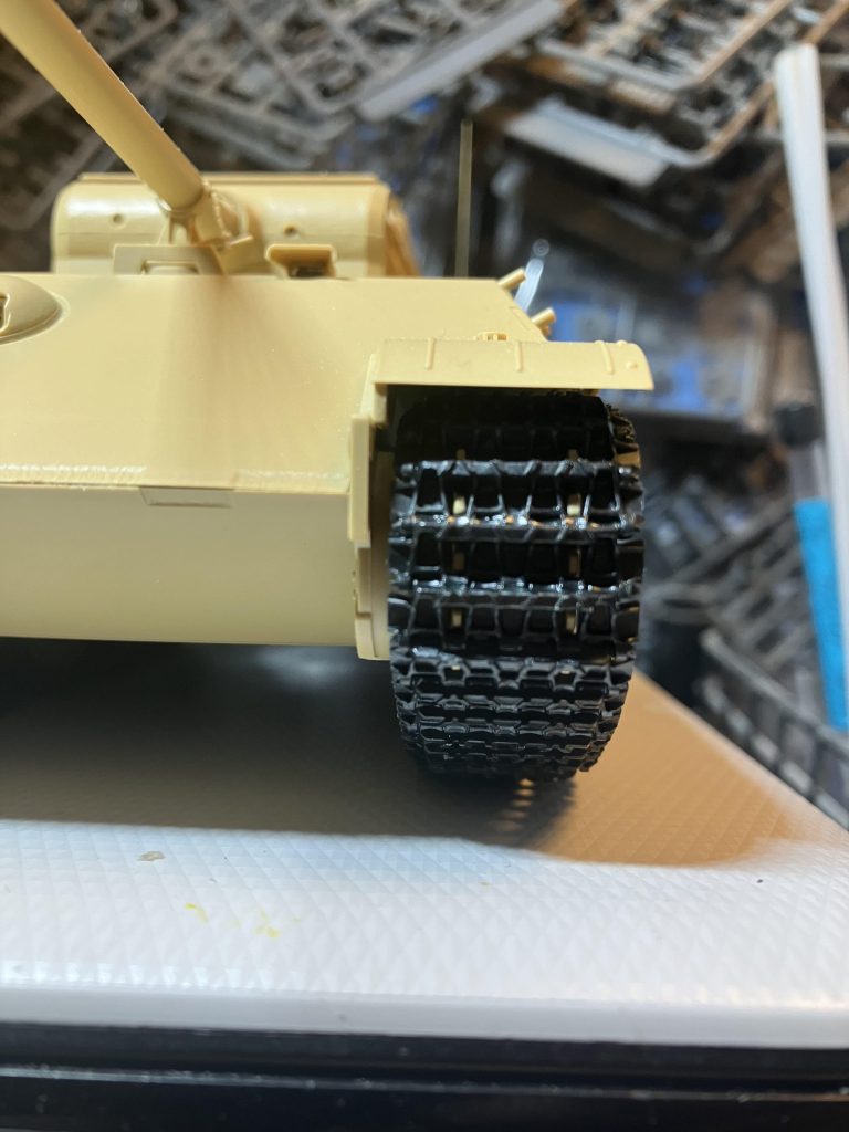 ちなみにパンサーG型用との違いは滑り止めが有るか無いかとキットの違いは可動出来ない接着タイプの連結履帯となります履帯幅はD、G一緒の18ミリです