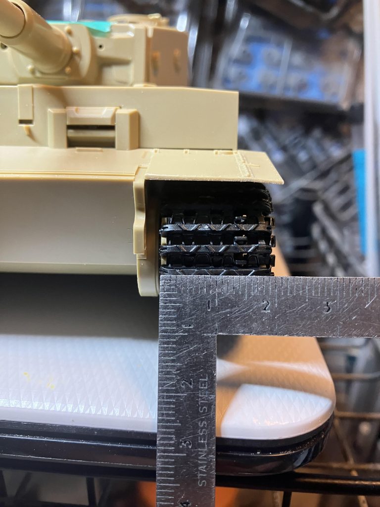 タイガーⅠは接着タイプの連結履帯履帯幅は20.5ミリタミヤ製はキットに付属でお得です♪通販なら3000円でお釣りがくるくらいです♪