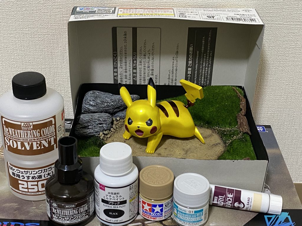 地面は100均粘土に上記塗料など。写真は友達の誕プレで制作したポケプラのピカチュー。