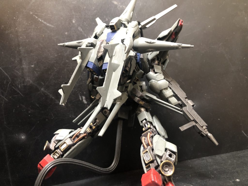 背面。鉄血のガンダムフレームをベースに、プロヴィデンスの装甲を組み、余っていたバルバトスのパーツを使ってゴテゴテ感と情報量を多めになる様にしました。