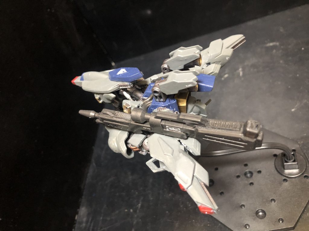 上半身と大型ビームライフル、複合兵装を使って可変させてます。それっぽく見せてる可変です。