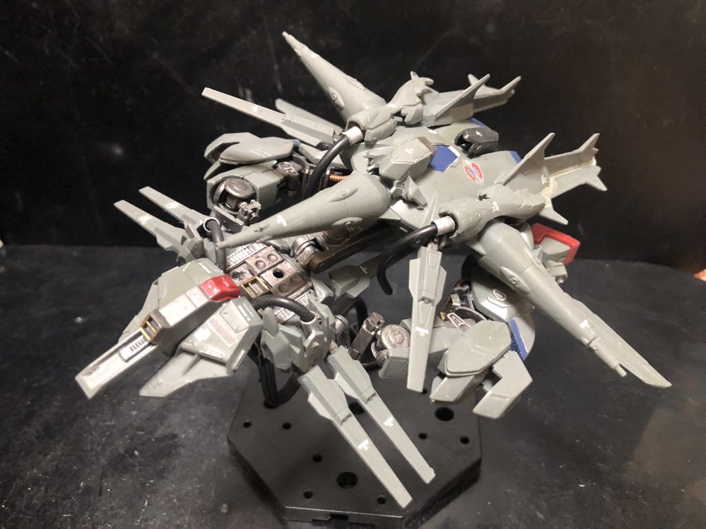 Bパーツです。プロヴィデンス-ベース。バックパックと下半身です。つまりZZガンダムの様な可変形態をとってます。ドラグーン兵装が全部こちらにきてるので化け物感がありますー。