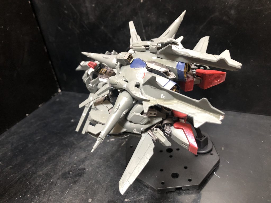 後ろから。あれ?意外とスッキリしてるな..。あ、そうそう。こちらの羽根は脛から引き出す構造になってます。MS時には収納しますよ。