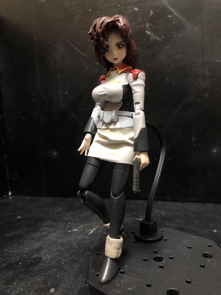 正面。お顔を作るのは苦手ですがなんとかパテで髪を似せて、服装もマリュー艦長に寄せてみました。