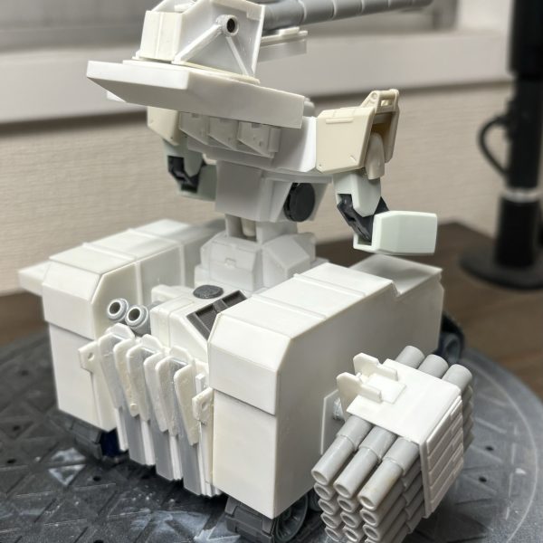 おかしいですよ、カテジナさん！waveのプラパイプの4.0mmの肉薄が品薄…というかない！ネットでも店頭でもない！困ったあげくなんとか一個だけ在庫見つけたので送料度外しで購入。こういうマテリアルの供給不足は本当に困りますわ…。というわけで右側のマルチプルロケットランチャーをカタチにできました。装甲触ったり細かなことしてますが、とりあえずエンジンみたいなもんとマフラーを後部にぶち込み、リアに謎のディティール付けました。連休きたら下半身は終わりそうかなー。（3枚目）