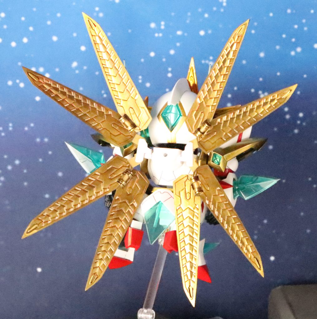 背部ウイングを広げた状態の後ろ姿。