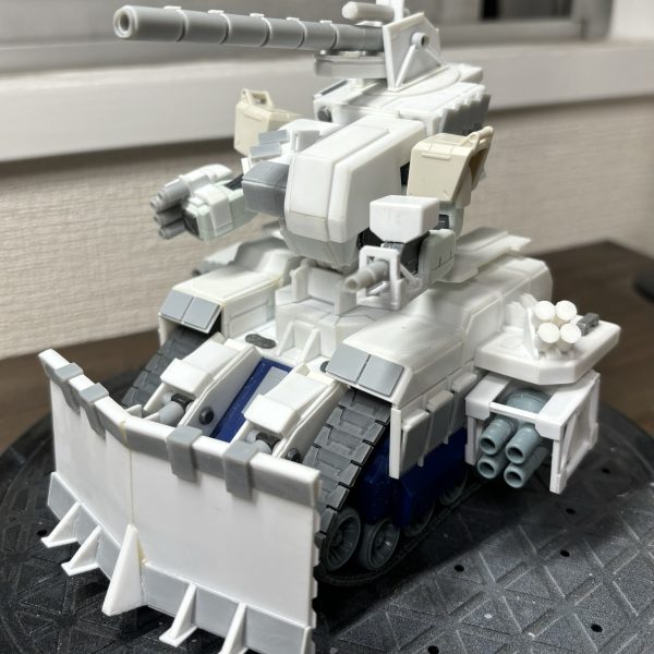 デカくって、軍隊のメシを食ってる奴がエラいのかよ！(シーブック)デカいモビルスーツっていいですよね。バックパック、左腕の100mmマシンガンのディティールアップ、右上半身あたりを改修しました。バックパックは三連の120mm砲用のマガジンをぶっこめます。マシンガンはマガジンの大型化とトラス的なモノで囲みました。なんかペイントガンみたいになった気もする…。あとは追加装甲やら付けながら左上半身をどうディティールアップするかなぁ…このあと地獄のリベット打ちもありますが。あースクラッチは楽しい！ （2枚目）