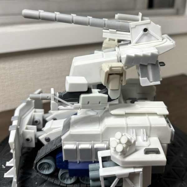 デカくって、軍隊のメシを食ってる奴がエラいのかよ！(シーブック)デカいモビルスーツっていいですよね。バックパック、左腕の100mmマシンガンのディティールアップ、右上半身あたりを改修しました。バックパックは三連の120mm砲用のマガジンをぶっこめます。マシンガンはマガジンの大型化とトラス的なモノで囲みました。なんかペイントガンみたいになった気もする…。あとは追加装甲やら付けながら左上半身をどうディティールアップするかなぁ…このあと地獄のリベット打ちもありますが。あースクラッチは楽しい！ （3枚目）
